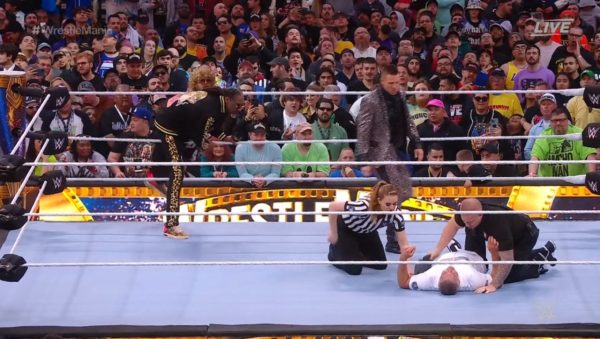 Snoop Dogg con The Miz y Shane McMahon en WrestleMania 39