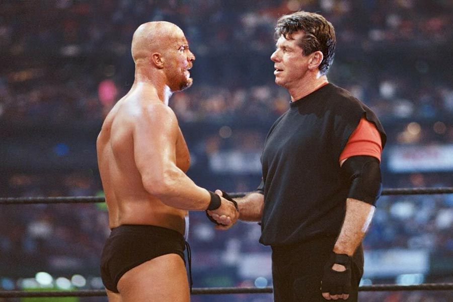 Steve Austin y Vince McMahon se dan la mano en WrestleMania 17 Steve Austin y Vince McMahon se dan la mano en WrestleMania 17