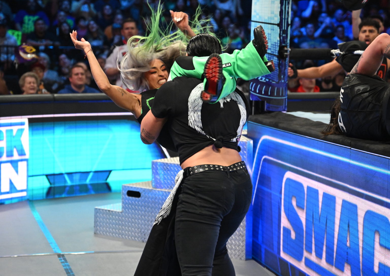 Zelina Vega ataca a Rhea Ripley en SmackDown Zelina Vega ataca a Rhea Ripley en SmackDown
