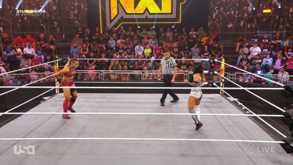 Zoey Stark vs Roxanne Perez en WWE NXT 18 de abril 2023