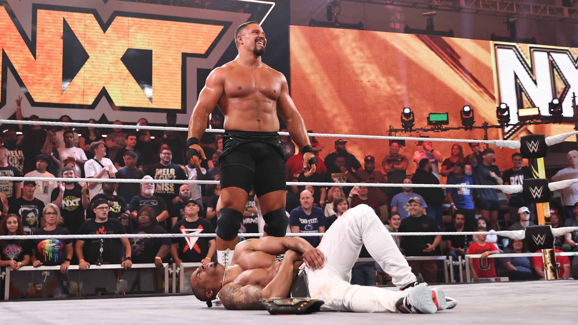 Bron Breakker ataca a Carmelo Hayes en NXT Bron Breakker ataca a Carmelo Hayes en NXT