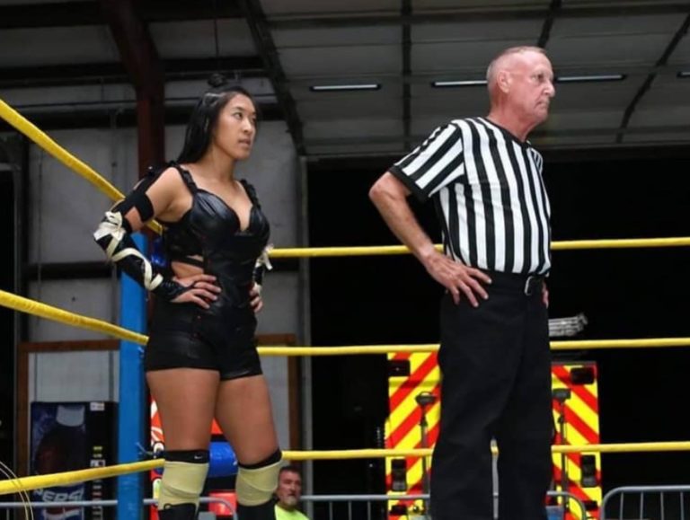 Earl Hebner con su hija Katie Hebner