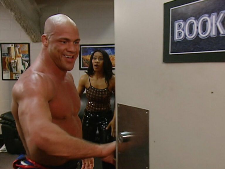 Kurt Angle cerrando la puerta del camerino de Sharmell y Booker T para quedarse a solas con ella Kurt Angle cerrando la puerta del camerino de Sharmell y Booker T para quedarse a solas con ella