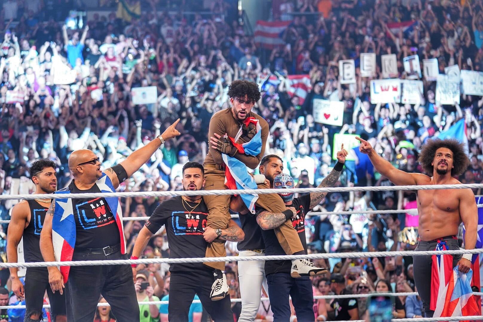Savio Vega y Carlito junto a la LWO sosteniendo a Bad Bunny tras su victoria en WWE Backlash 2023 Savio Vega y Carlito junto a la LWO sosteniendo a Bad Bunny tras su victoria en WWE Backlash 2023