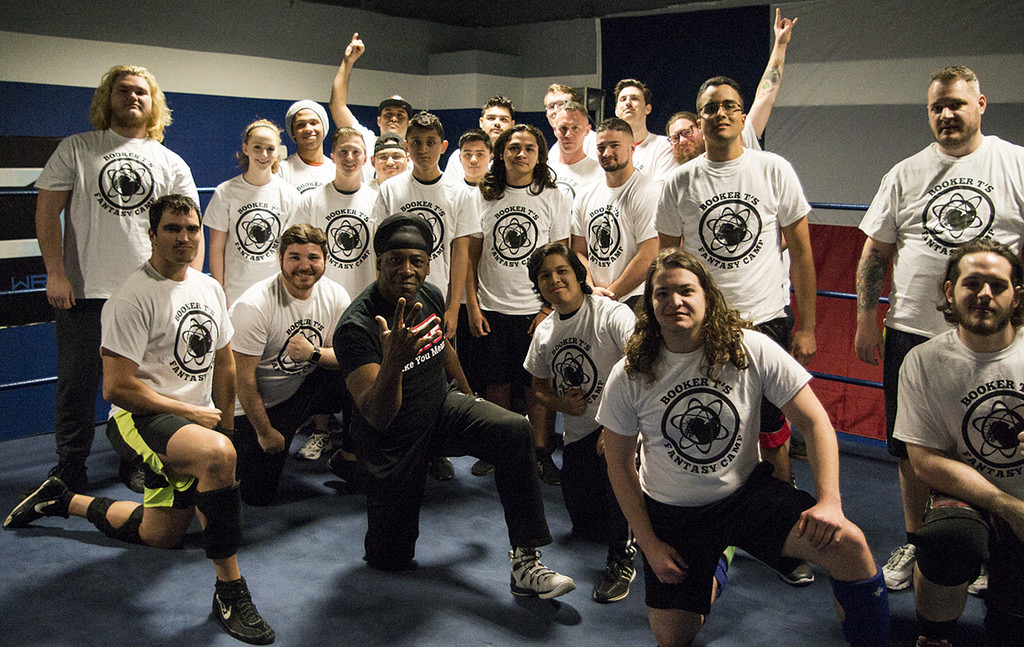 Booker T con alumnos de su escuela Reality of Wrestling Booker T con alumnos de su escuela Reality of Wrestling