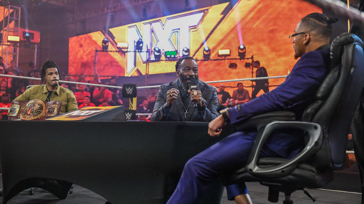 Booker T en NXT mediando entre Wes Lee Campeón de Norteamérica y Carmelo Hayes