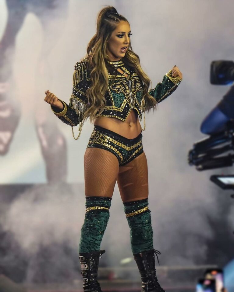 Britt Baker haciendo su entrada en AEW