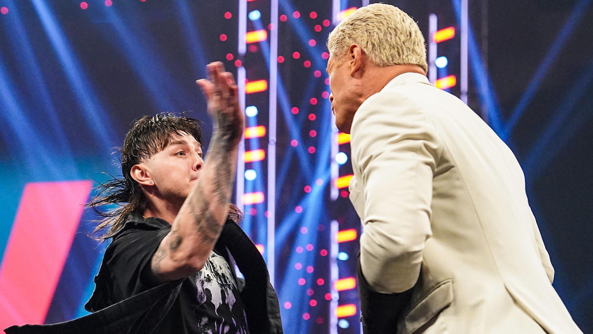 Dominik Mysterio abofetea a Cody Rhodes en WWE Raw 5 de junio 2023