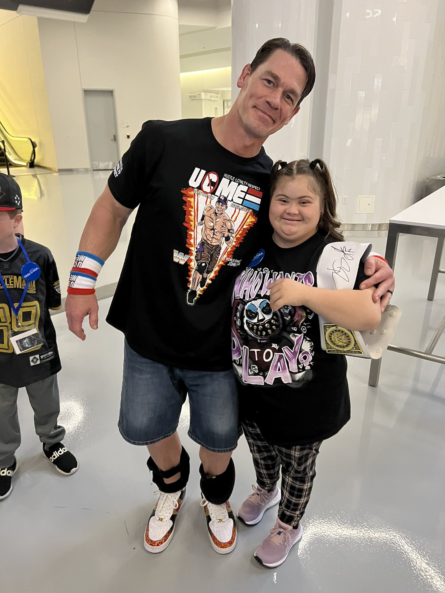 John Cena con una niña de Make A Wish en abril de 2023