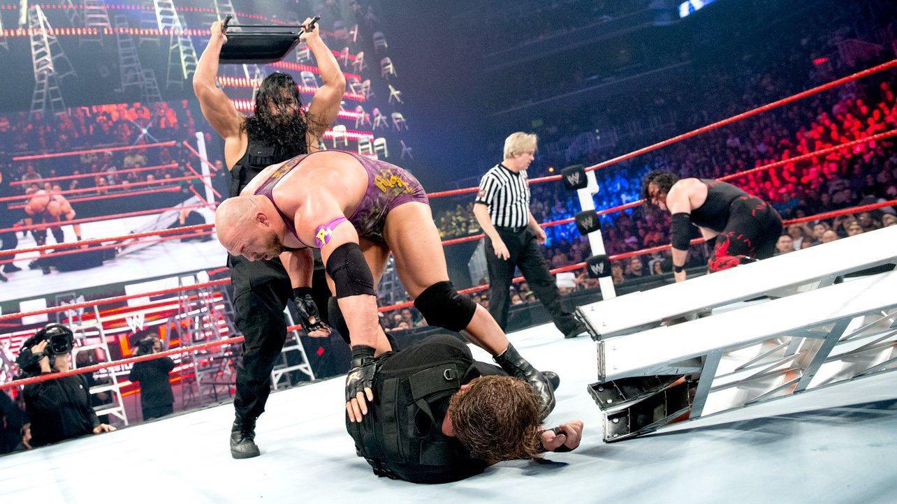 Roman Reings golpea a Ryback con una silla en TLC Roman Reings golpea a Ryback con una silla en TLC