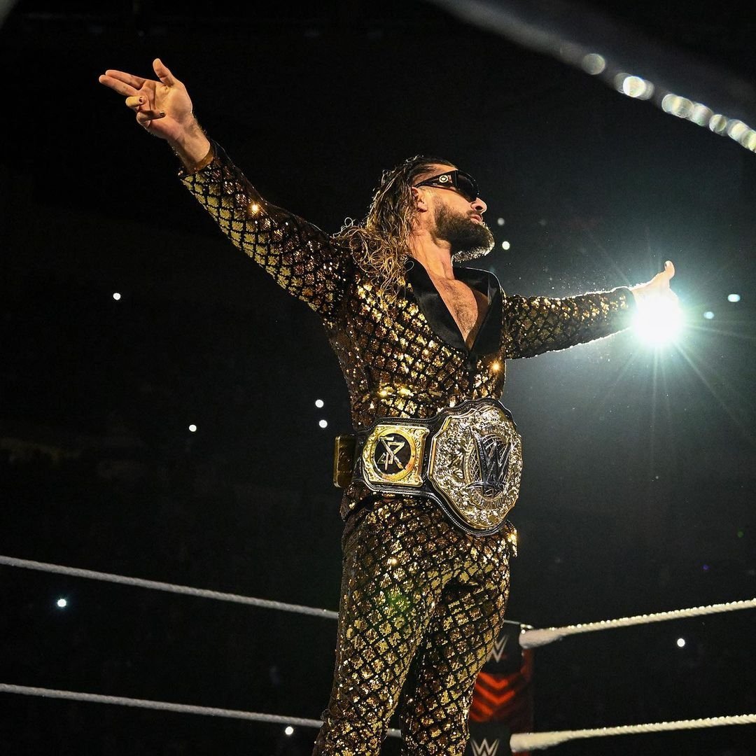 Seth Rollins posa como Campeón Mundial de Peso Completo WWE