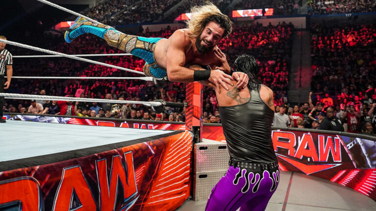 Seth Rollins vuela sobre Damian Priest en WWE Raw