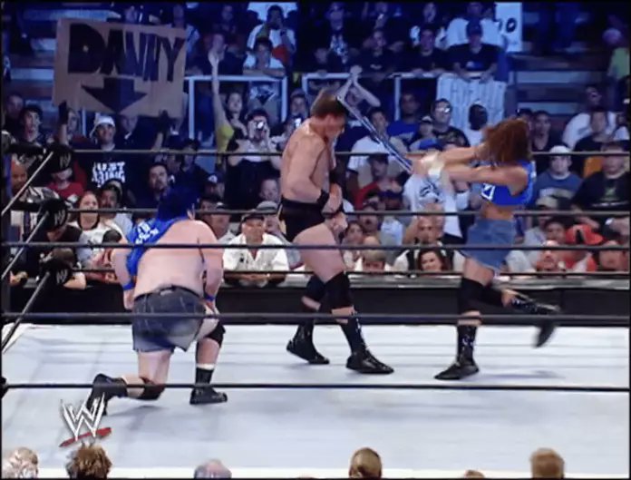 Stevie Richards golpea a JBL con una silla frente a The Blue Meanie en WWE SmackDown Stevie Richards golpea a JBL con una silla frente a The Blue Meanie en WWE SmackDown