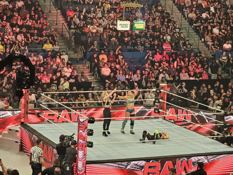 Zoey Stark festejando con Trish Stratus tras vencer a Natalya en WWE Raw Zoey Stark festejando con Trish Stratus tras vencer a Natalya en WWE Raw