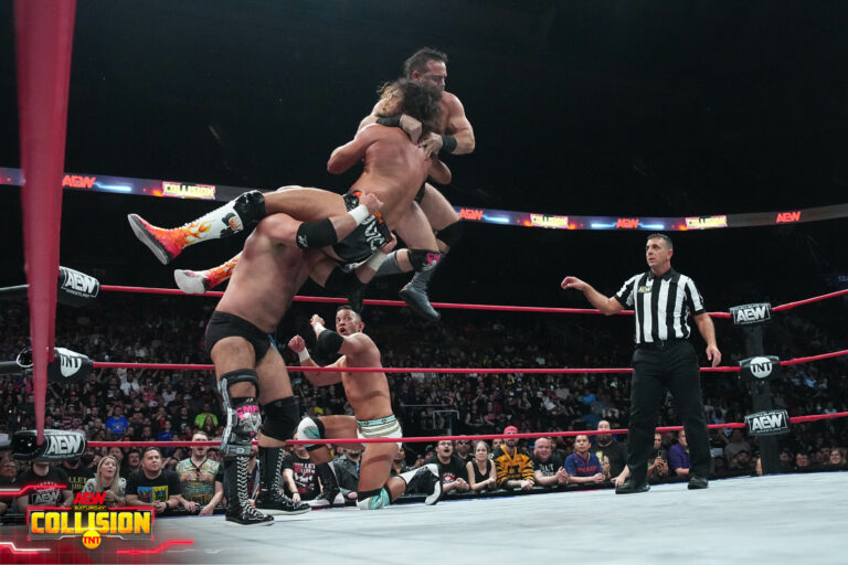 FTR atacando a Juice Robinson en AEW Collision