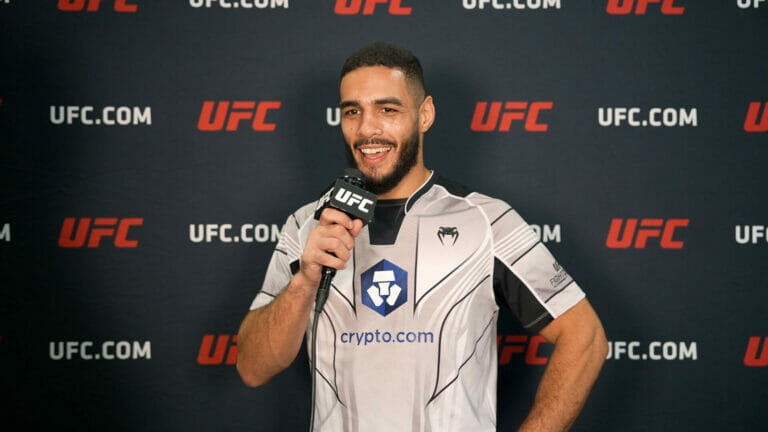 Gabriel Bonfim quiere pelear contra Neil Magny mientras sostiene un micrófono.