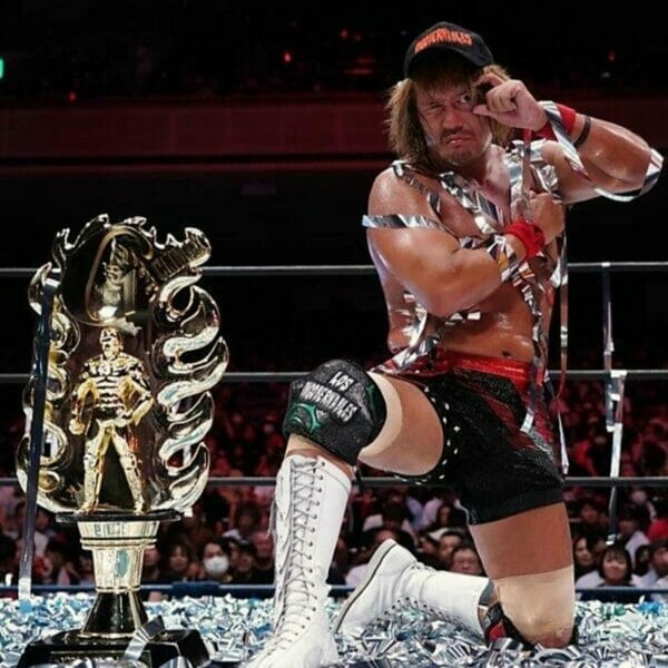 Tetsuya Naito, el ganador de la final "G1 Climax 33" de NJPW, posa con un trofeo.