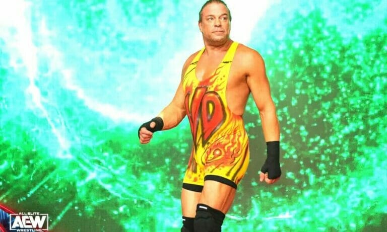 Un luchador posa frente a una pantalla verde, cumpliendo el deseo de Tony Khan de más RVD en AEW.