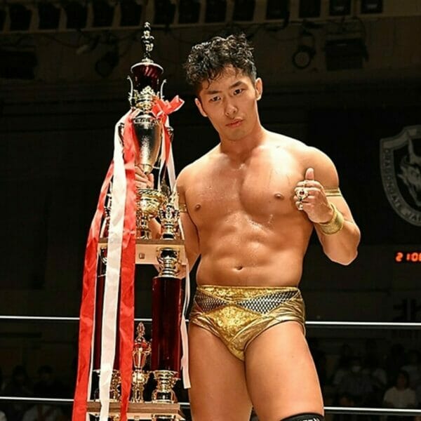 El luchador japonés posa triunfante junto al trofeo "King of Gate 2023" en la Gran Final de Dragon Gate.