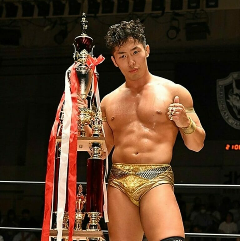 El luchador japonés posa triunfante junto al trofeo "King of Gate 2023" en la Gran Final de Dragon Gate.