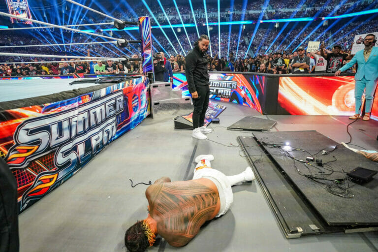 Un luchador que elige a Paul Heyman Roman Reigns sobre Brock Lesnar.