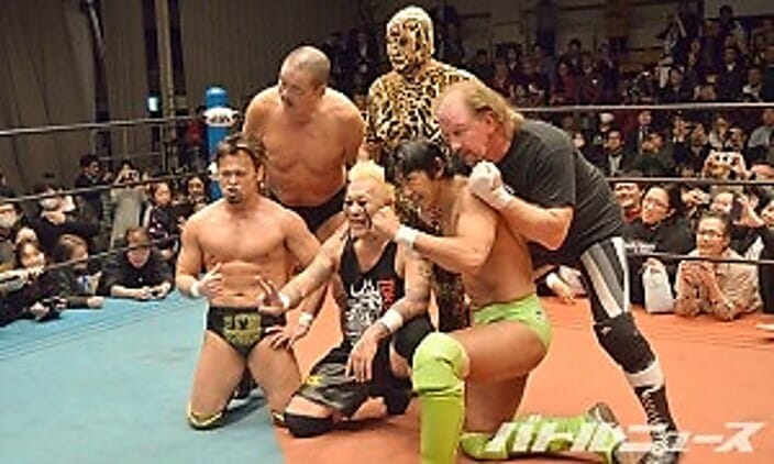 Un grupo de luchadores posando para una fotografía durante la última pelea de Terry Funk en Japón.