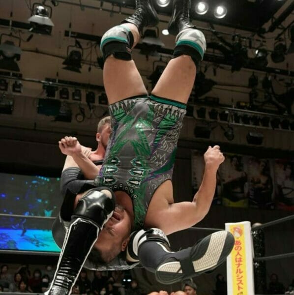 Un luchador ejecuta un DDT sobre Irie en el ring de lucha libre.