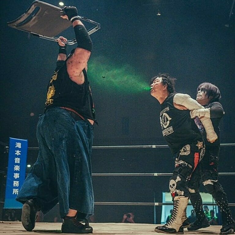 Luchadores japoneses luchando en un ring de lucha libre en Pro Wrestling Bar Gold.