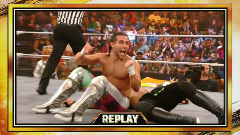 Un luchador está tirado en el suelo durante WWE NXT.