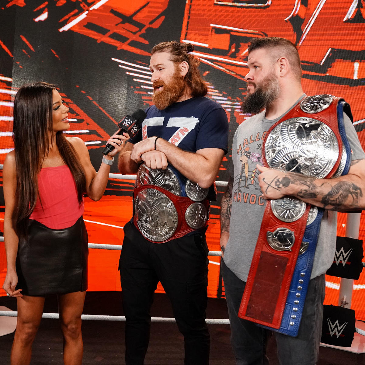 Sami Zayn y Kevin Owens en WWE RAW