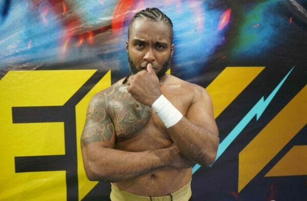 Un luchador con rastas que posa frente a un cartel se borra automáticamente.