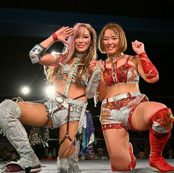Dos luchadoras posando para la cámara en GLEAT: Reaparece Ibushi.