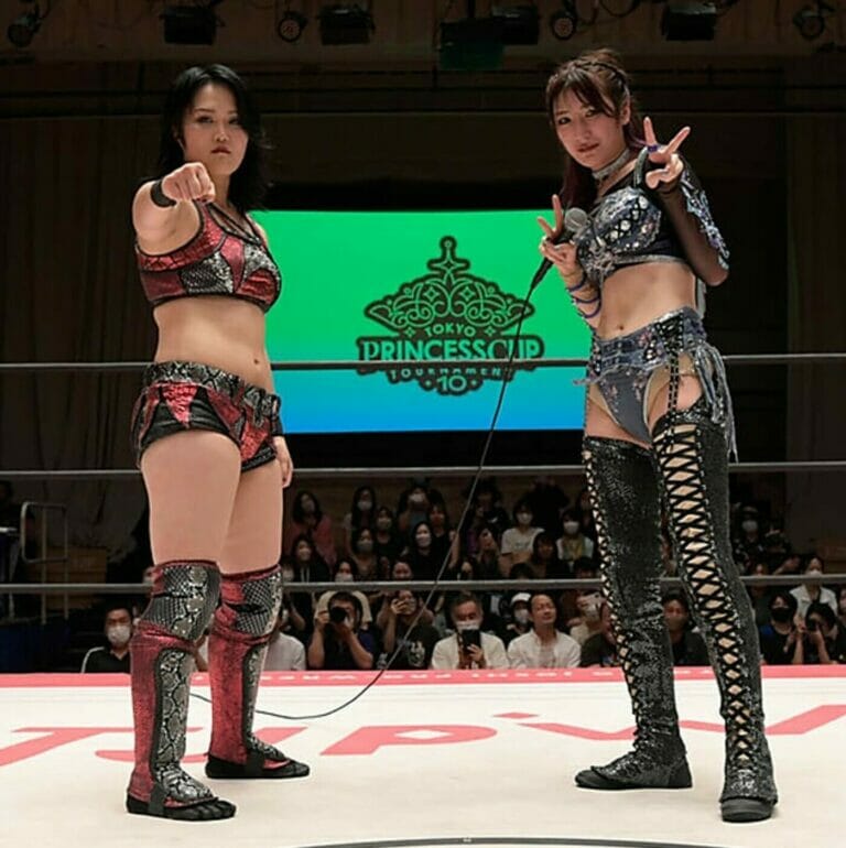 Dos luchadoras compitiendo en las semifinales de la "Tokyo Princess Cup 2023" de TJPW.