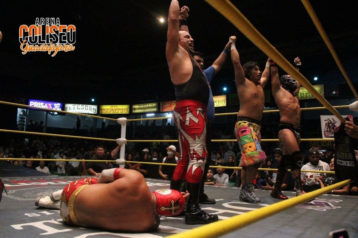 Una mirada de luchadores en un ring de lucha libre.
