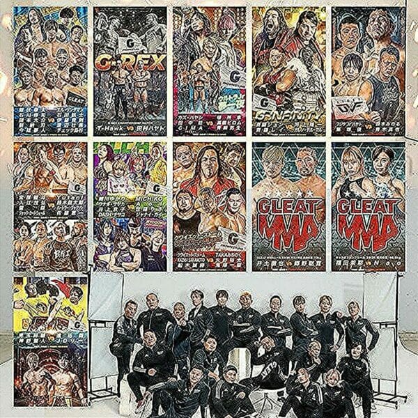 Un grupo de personas posa frente a un cartel que destaca la reaparición de Kota Ibushi en Japón.