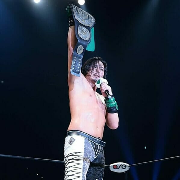 Un luchador sostiene un micrófono en el ring de lucha libre "N-1 Victory 2023".