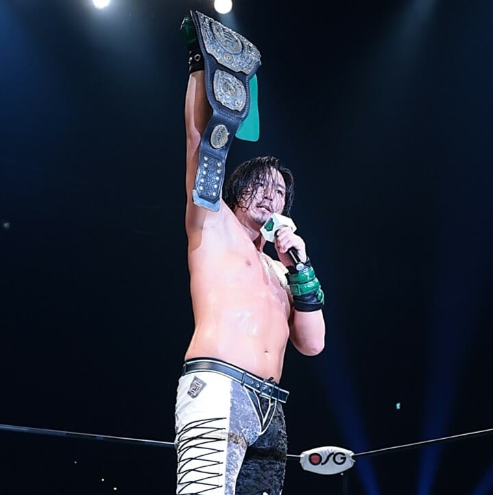 Un luchador sostiene un micrófono en el ring de lucha libre "N-1 Victory 2023".