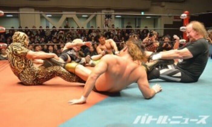 Un grupo de luchadores en un ring de lucha libre, presentando la última lucha de Terry Funk en Japón.