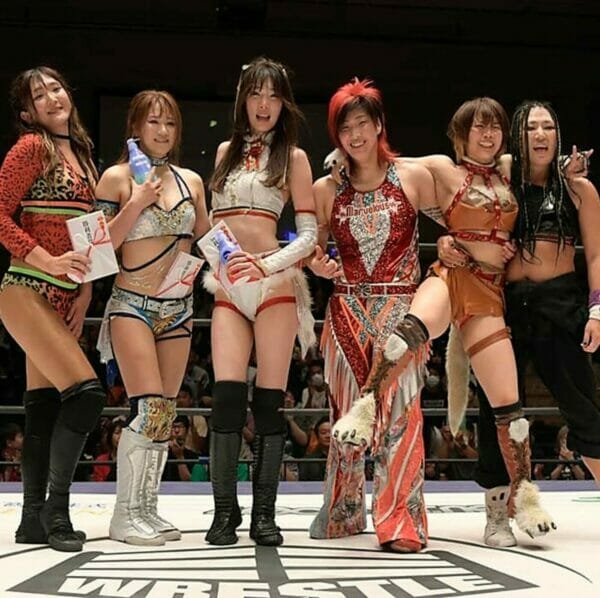 Luchadoras posando para una fotografía en DDT, incluida Saki Akai celebrando 10 años de su carrera.