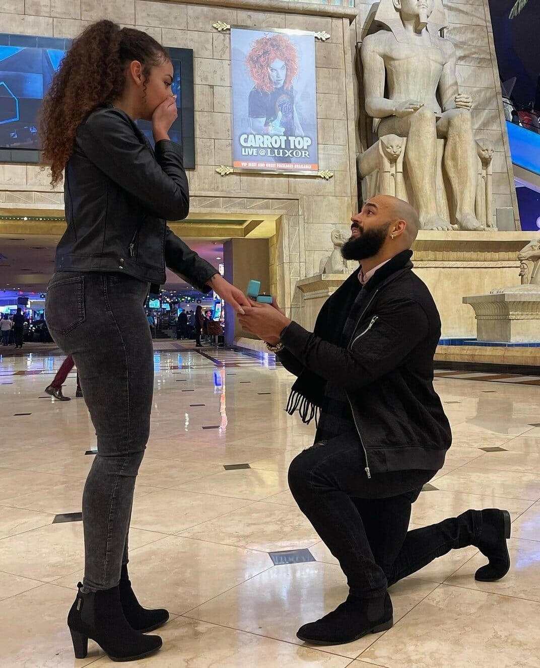 Ricochet pidiendo matrimonio a Samantha Irvin