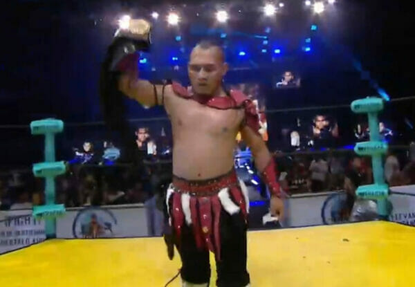 El Hijo del Vikingo retuvo el Megacampeonato AAA mientras estaba parado en un ring de lucha libre.