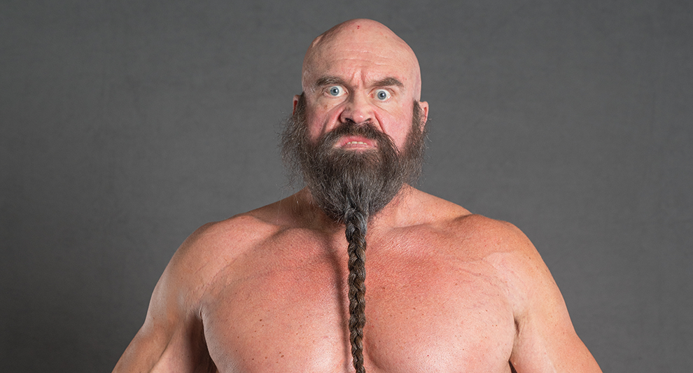 Un hombre con una larga barba y cabello trenzado participa en MLW Fury Road 2023.