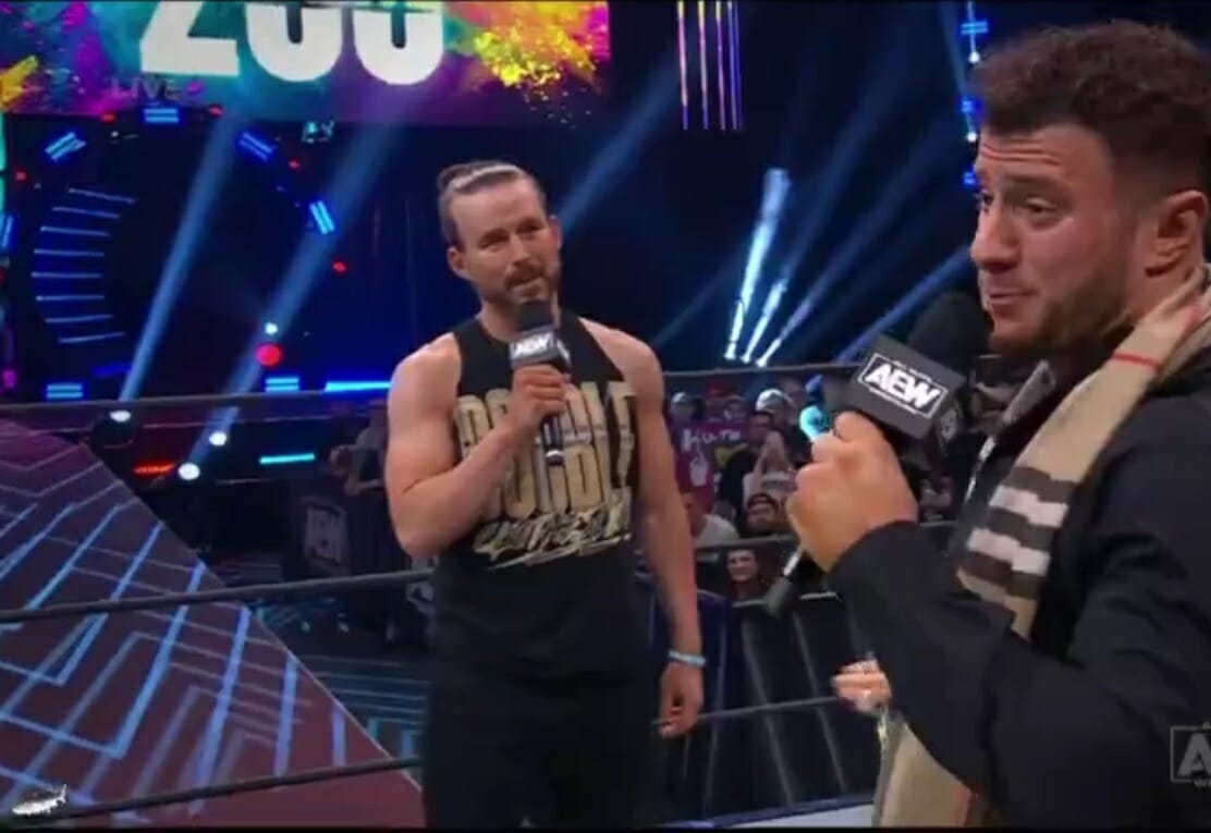 Dos hombres conversan en un ring de lucha libre durante el evento AEW Dynamite con Toni Storm y Hikaru Shida.