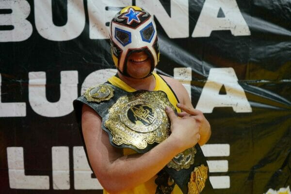 Rodrigo García hace alarde con orgullo del cinturón de lucha libre que ha ganado desde 2017, usando una distinguible máscara amarilla.