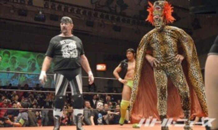 Dos luchadores en un ring de lucha libre.