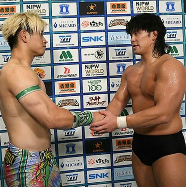 Zack Sabre Jr y Ryohei Oiwa dándose la mano frente a una pared.