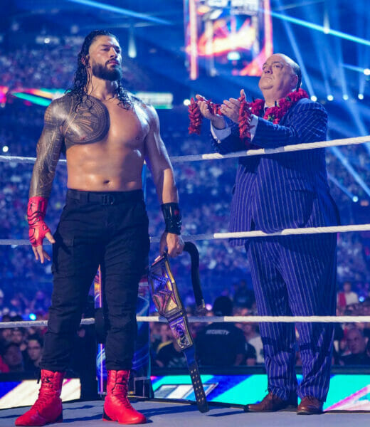 Dos luchadores en un ring de lucha libre.