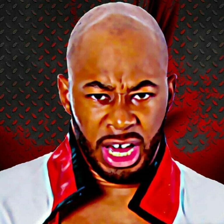 Hombre calvo, camisa roja.