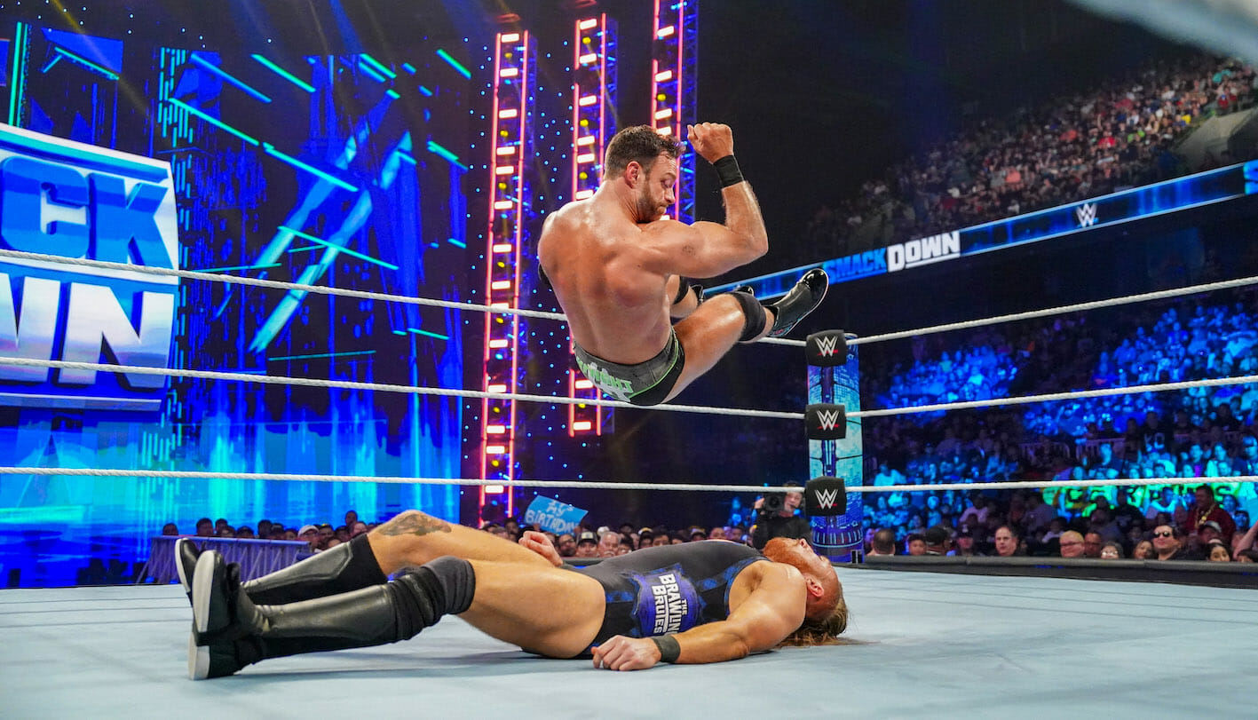 L.A.Knight salta sobre Butch en SmackDown