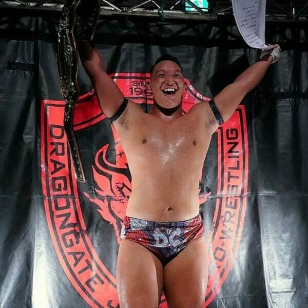Un luchador mostrando un cinturón en el evento Dragon Gate "Dangerous Gate 2023".